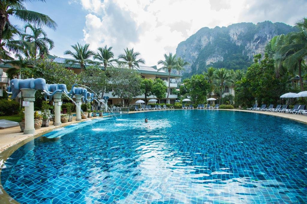 Swimming pool, Golden Beach Resort in Krabi